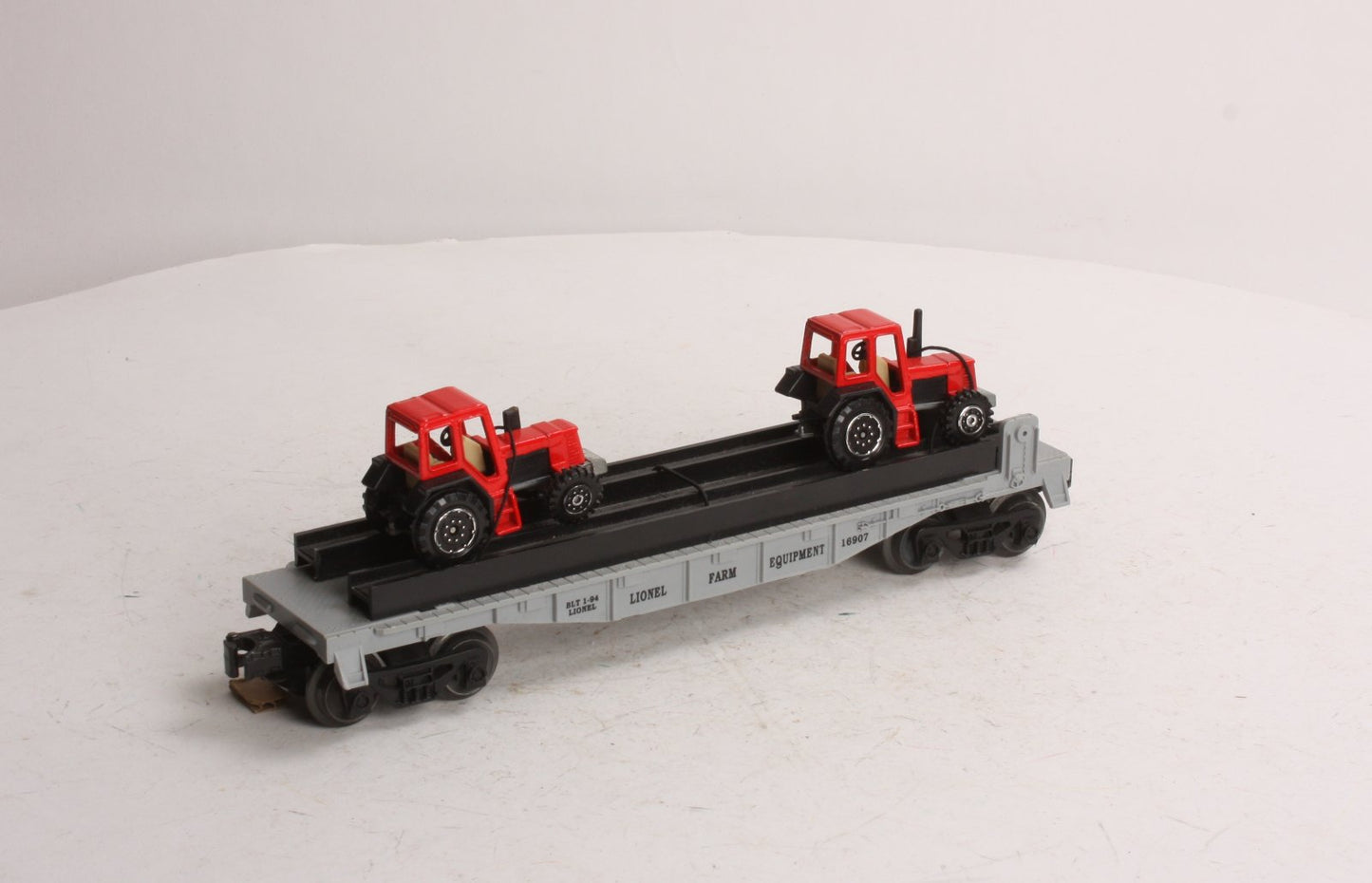 Lionel 6-16907 Flatcar with 2 Farm Tractors (1 is missing) LN/Box