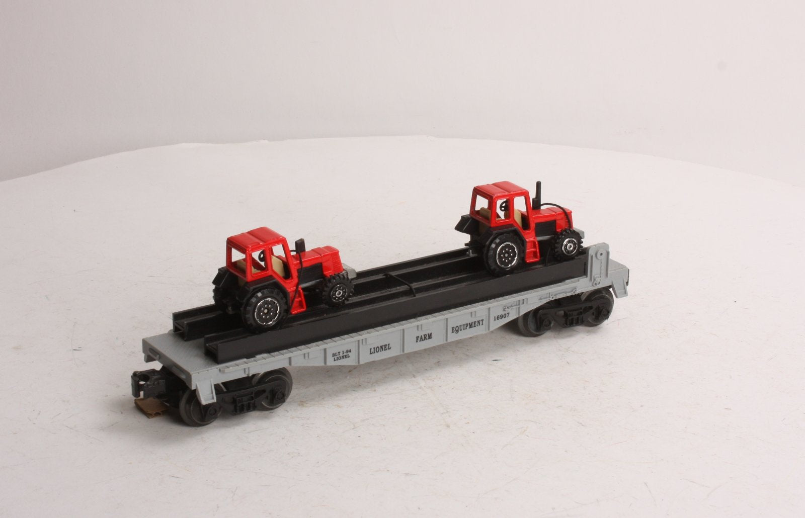 Lionel 6-16907 Flatcar with 2 Farm Tractors (1 is missing) LN/Box
