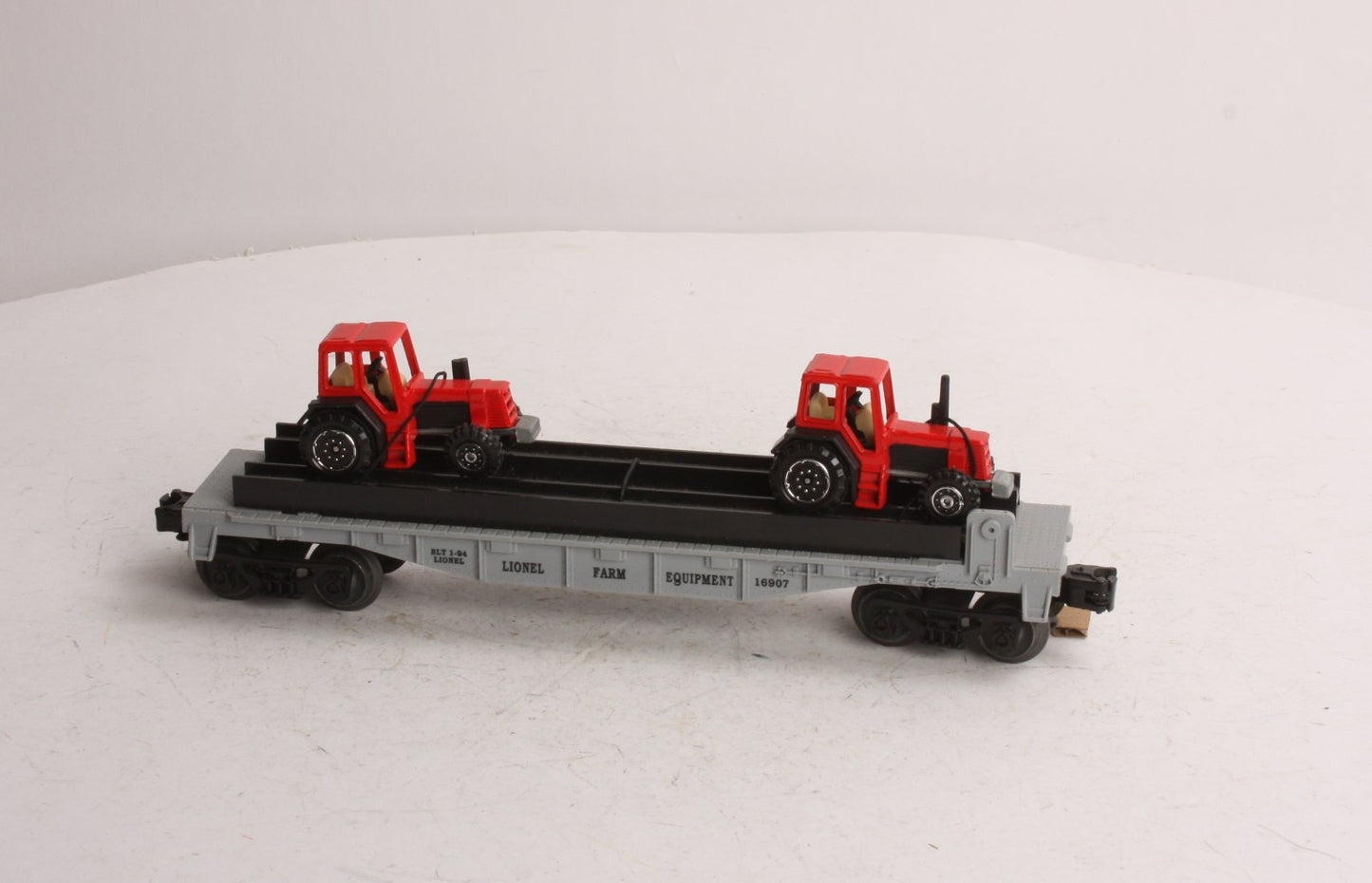 Lionel 6-16907 Flatcar with 2 Farm Tractors (1 is missing) LN/Box