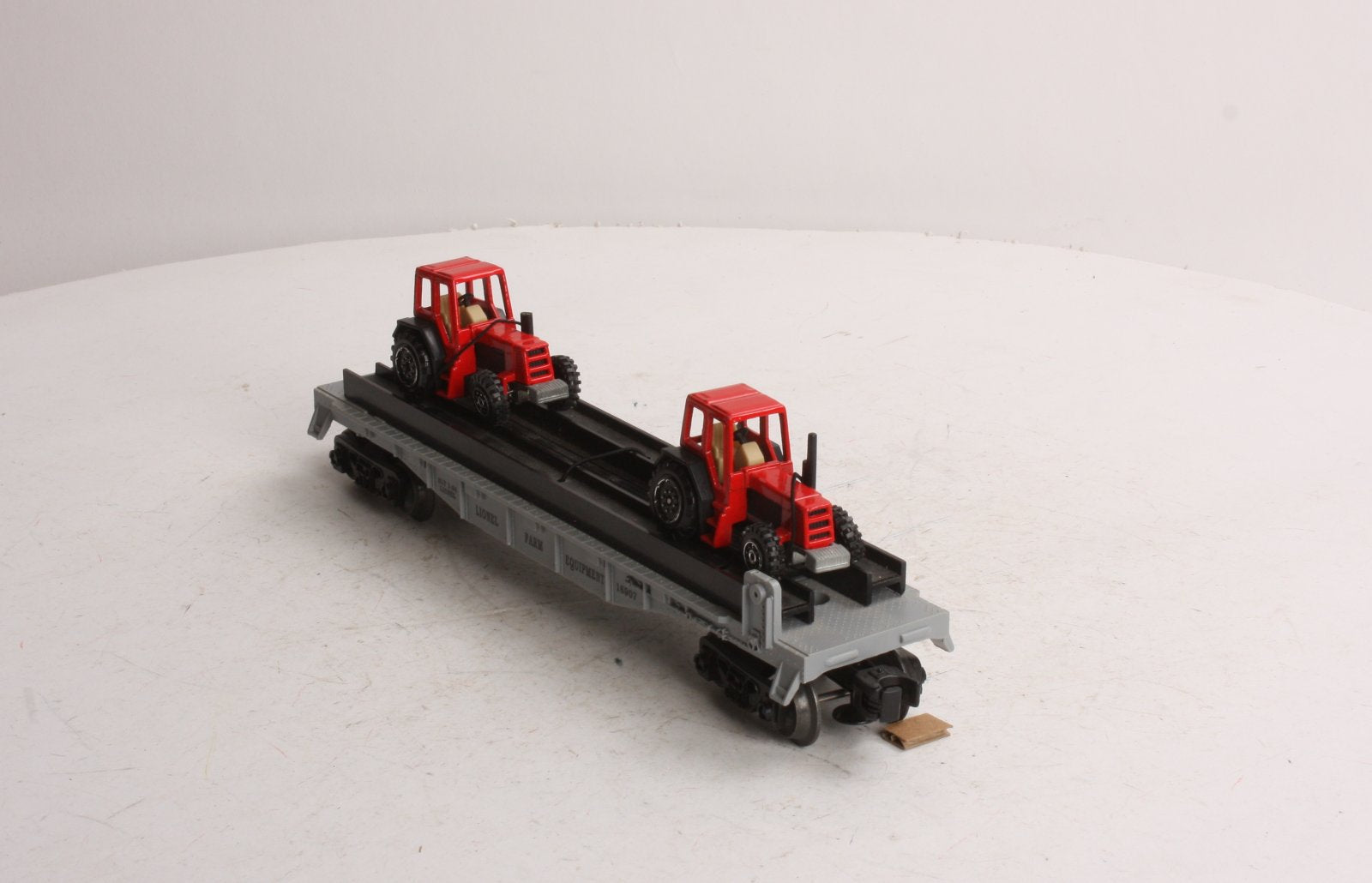 Lionel 6-16907 Flatcar with 2 Farm Tractors (1 is missing) LN/Box