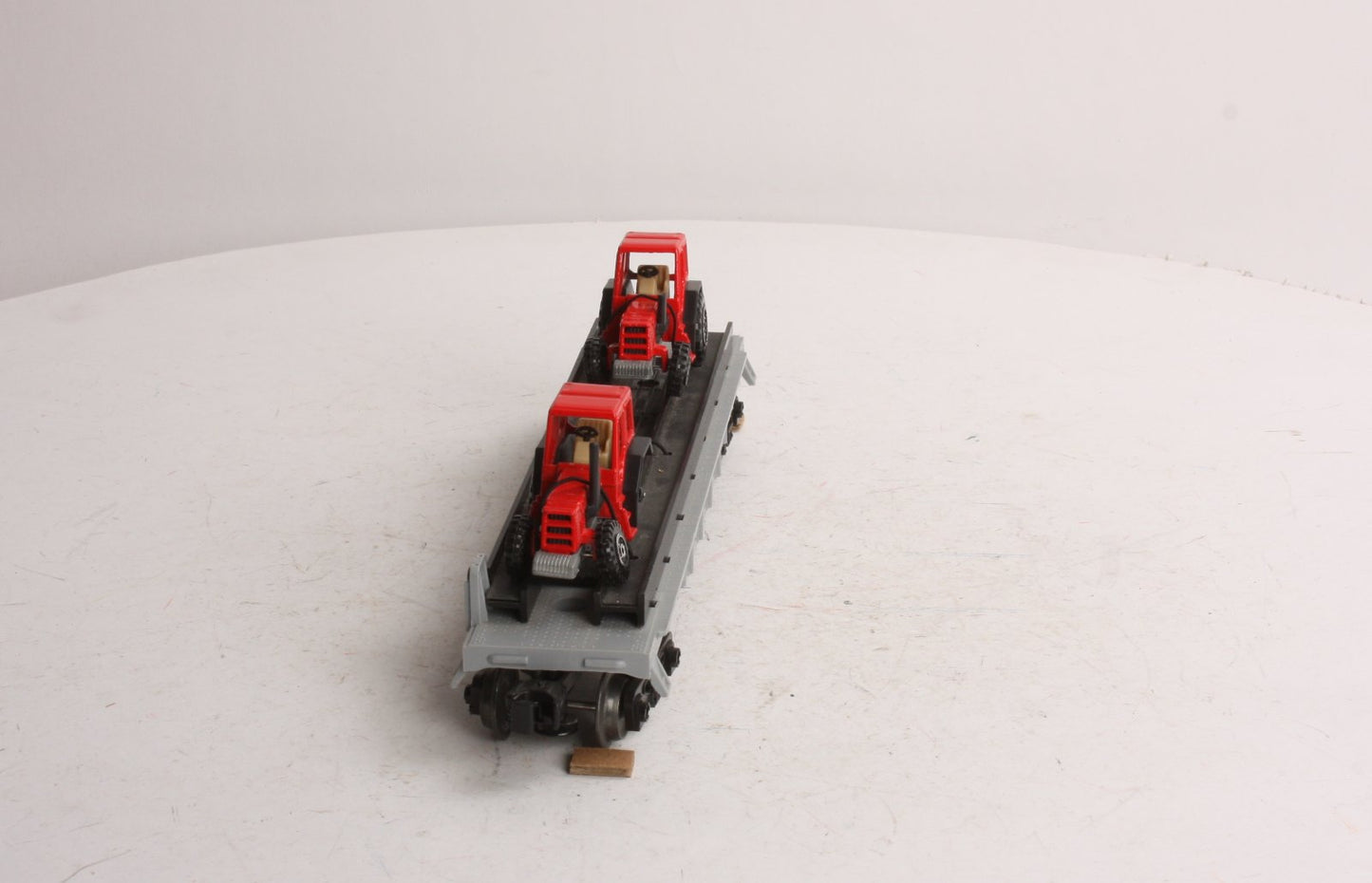 Lionel 6-16907 Flatcar with 2 Farm Tractors (1 is missing) LN/Box