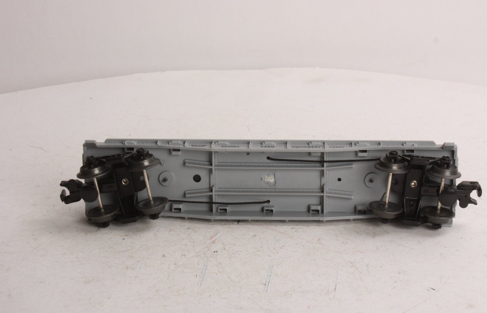 Lionel 6-16907 Flatcar with 2 Farm Tractors (1 is missing) LN/Box