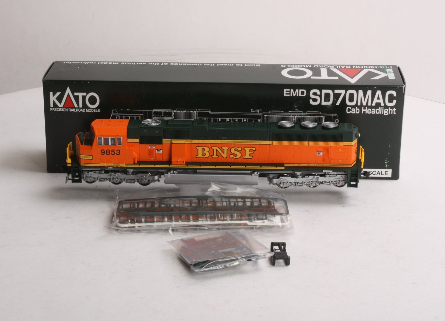 Kato 37-6404 HO BNSF Heritage ll EMD SD70MAC Diesel Locomotive #9853 LN/Box
