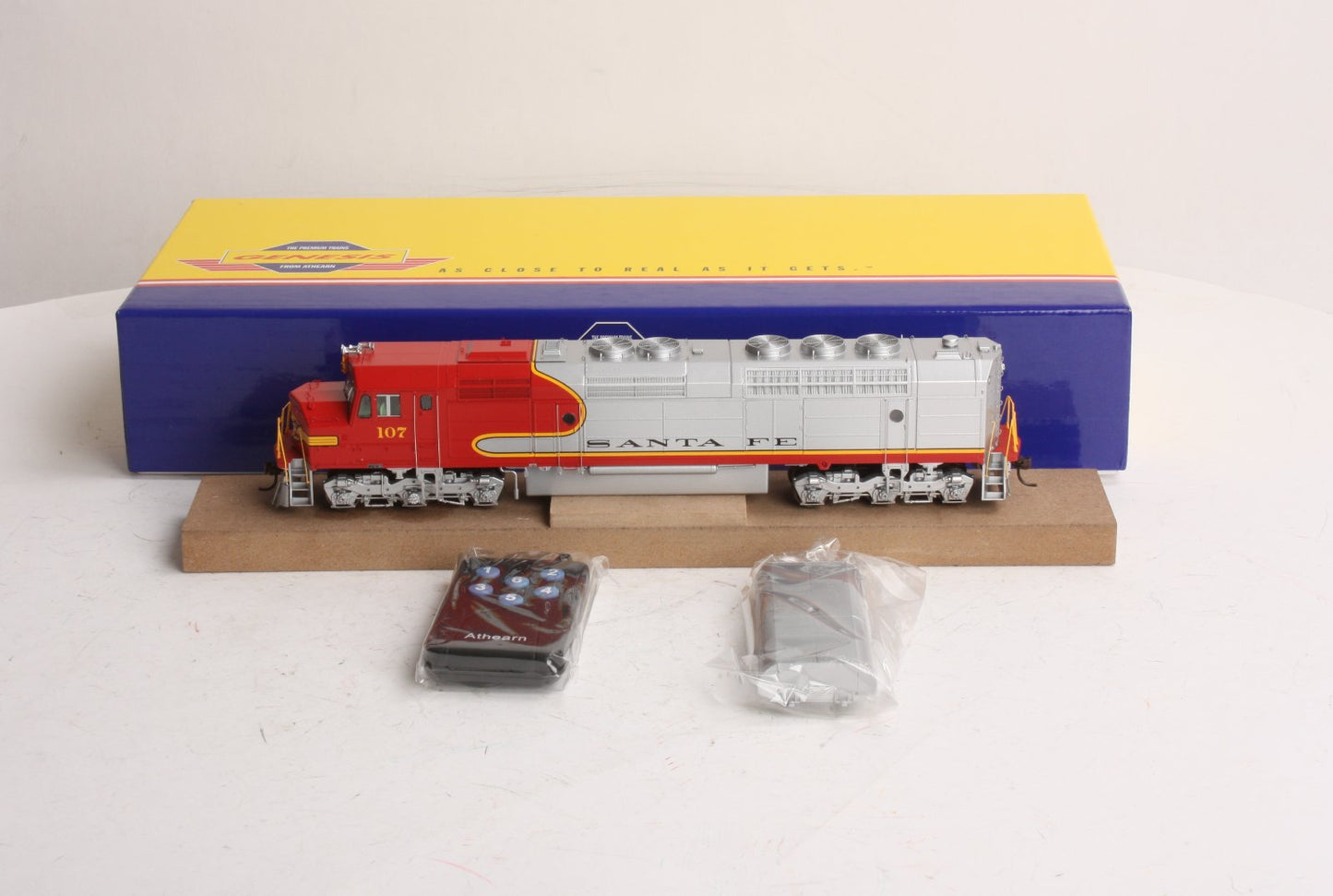 Athearn G67611 HO Scale Santa Fe FP45 Powered Diesel Locomotive w/ Sound #107 LN/Box