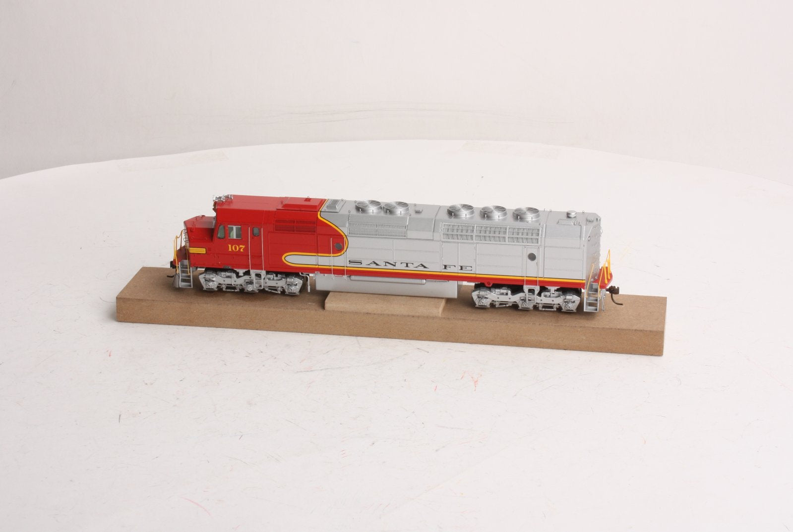 Athearn G67611 HO Scale Santa Fe FP45 Powered Diesel Locomotive w/ Sound #107 LN/Box
