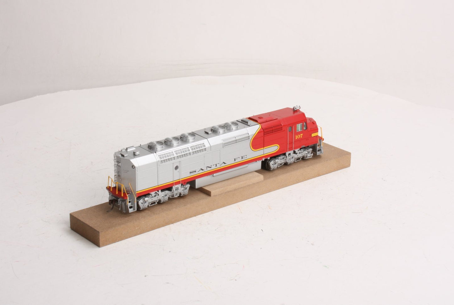 Athearn G67611 HO Scale Santa Fe FP45 Powered Diesel Locomotive w/ Sound #107 LN/Box