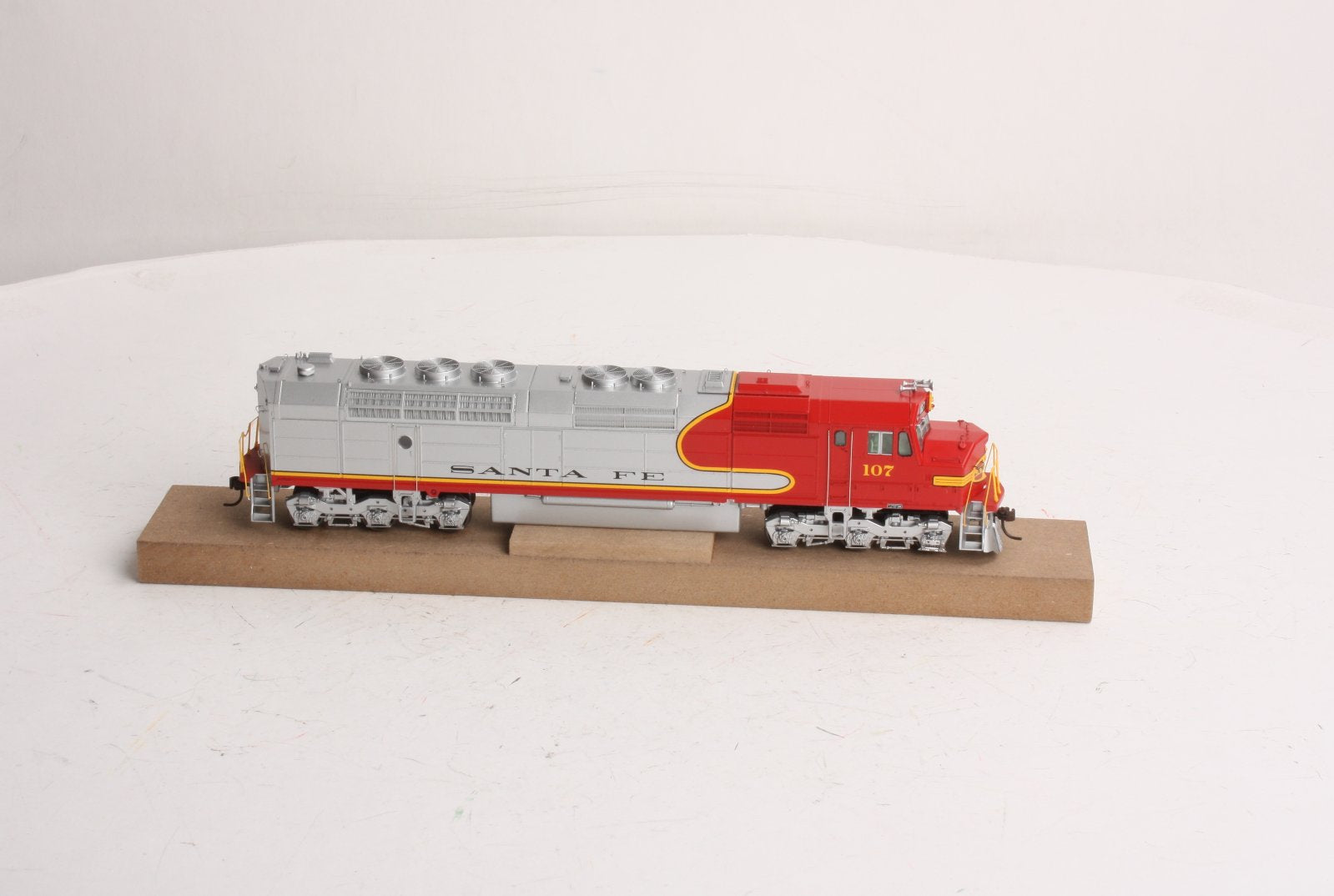 Athearn G67611 HO Scale Santa Fe FP45 Powered Diesel Locomotive w/ Sound #107 LN/Box
