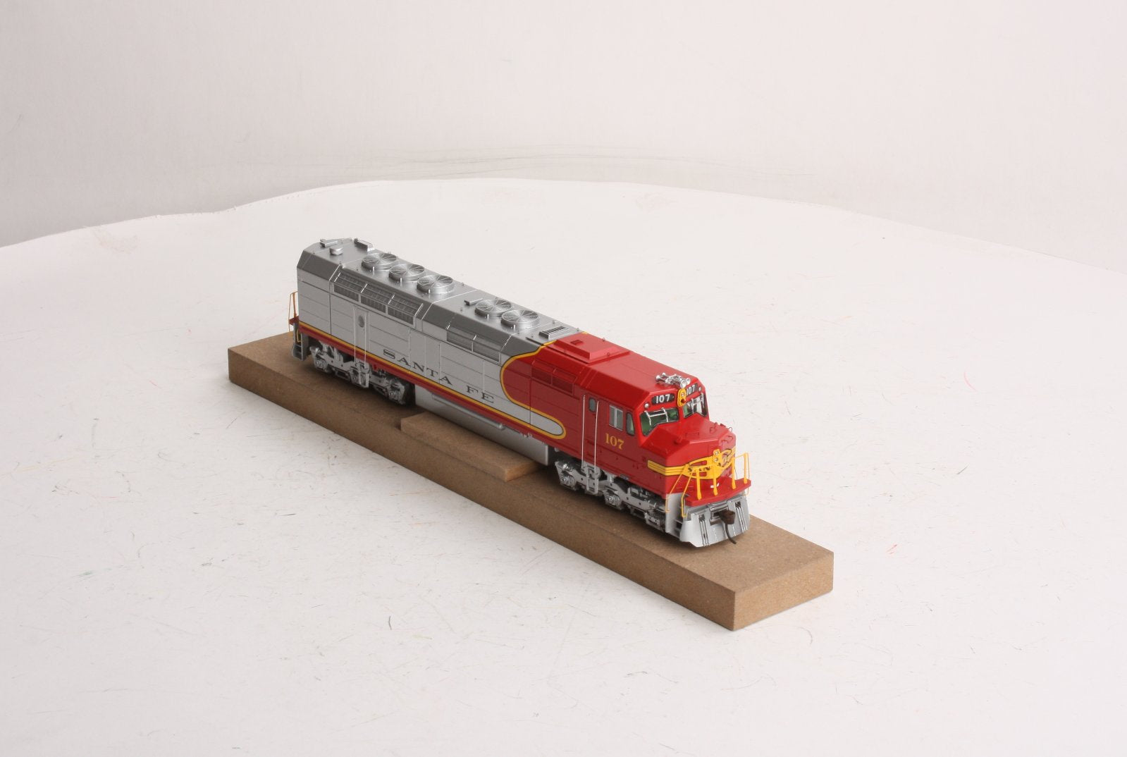 Athearn G67611 HO Scale Santa Fe FP45 Powered Diesel Locomotive w/ Sound #107 LN/Box