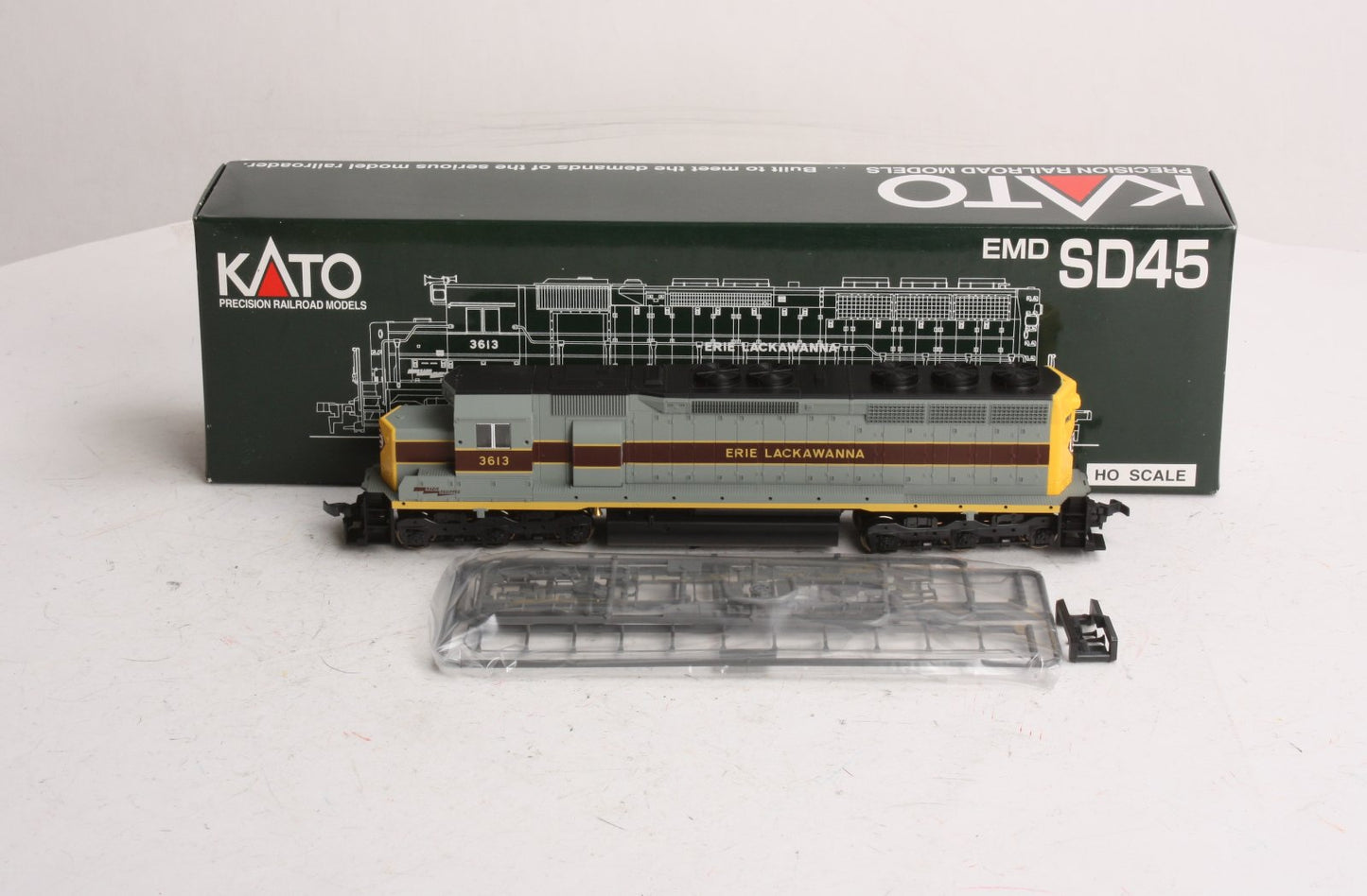 Kato 37-1704 HO Erie Lackawanna EMD SD45 Diesel Locomotive #3613 LN/Box