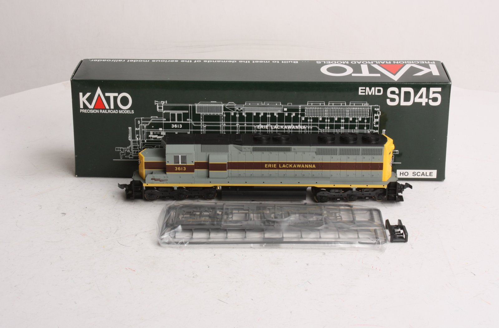 Kato 37-1704 HO Erie Lackawanna EMD SD45 Diesel Locomotive #3613 LN/Box