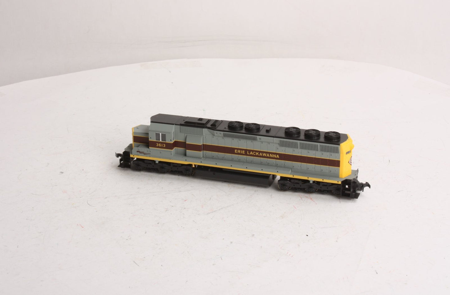 Kato 37-1704 HO Erie Lackawanna EMD SD45 Diesel Locomotive #3613 LN/Box
