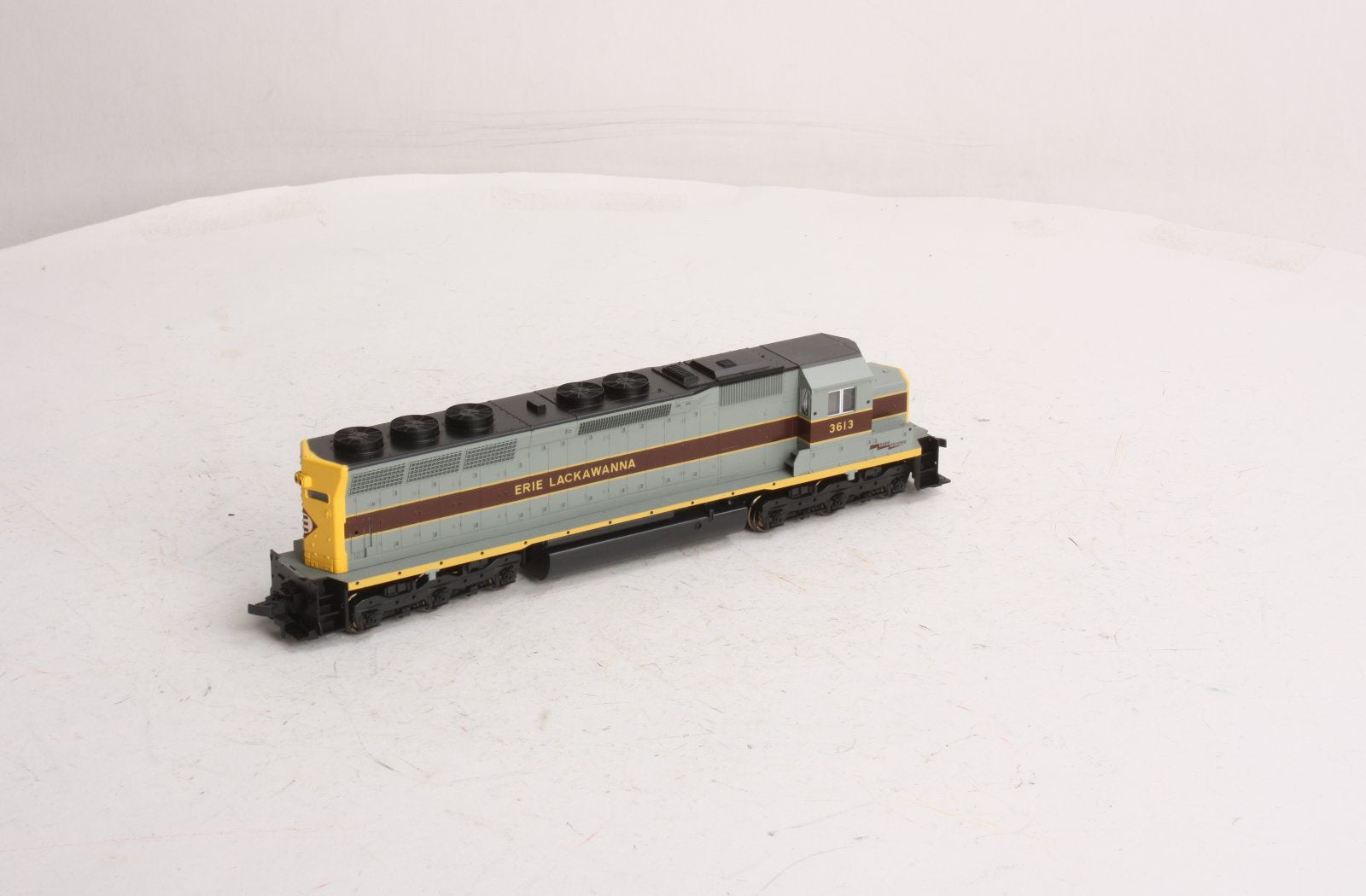 Kato 37-1704 HO Erie Lackawanna EMD SD45 Diesel Locomotive #3613 LN/Box