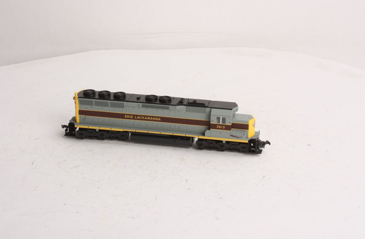 Kato 37-1704 HO Erie Lackawanna EMD SD45 Diesel Locomotive #3613 LN/Box