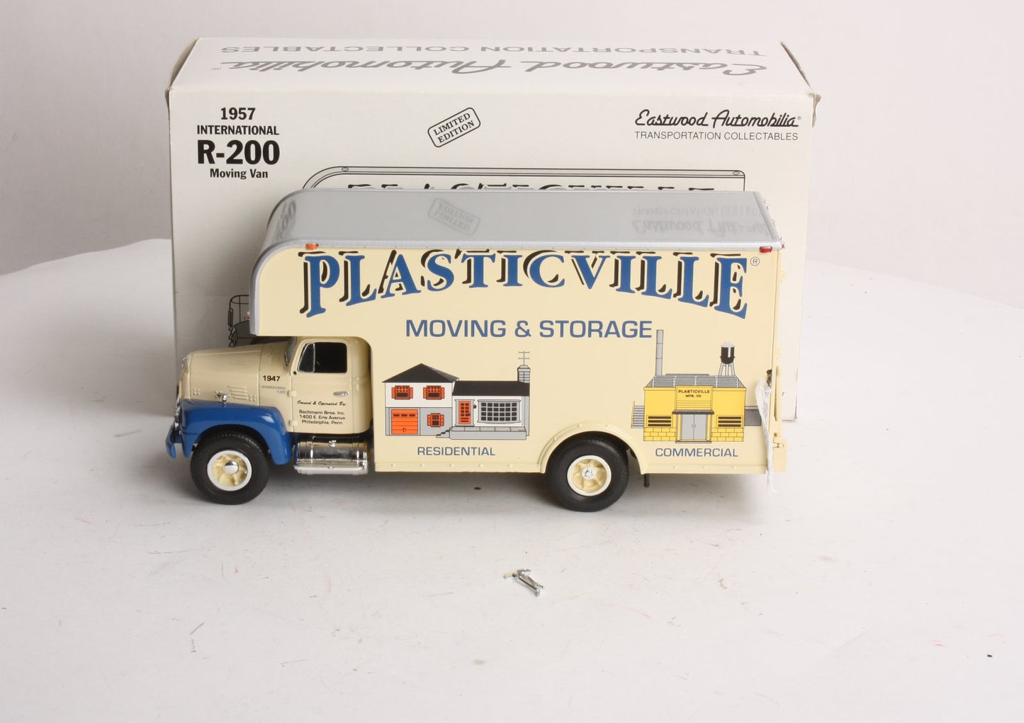 First Gear 19-1671 1:34 1957 International R-200 Moving Van MT/Box