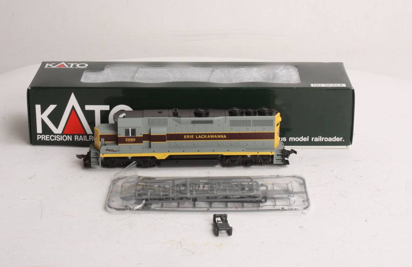 Kato 37-04C HO Scale Erie Lackawanna GP-35 Diesel Locomotive #2560 LN/Box