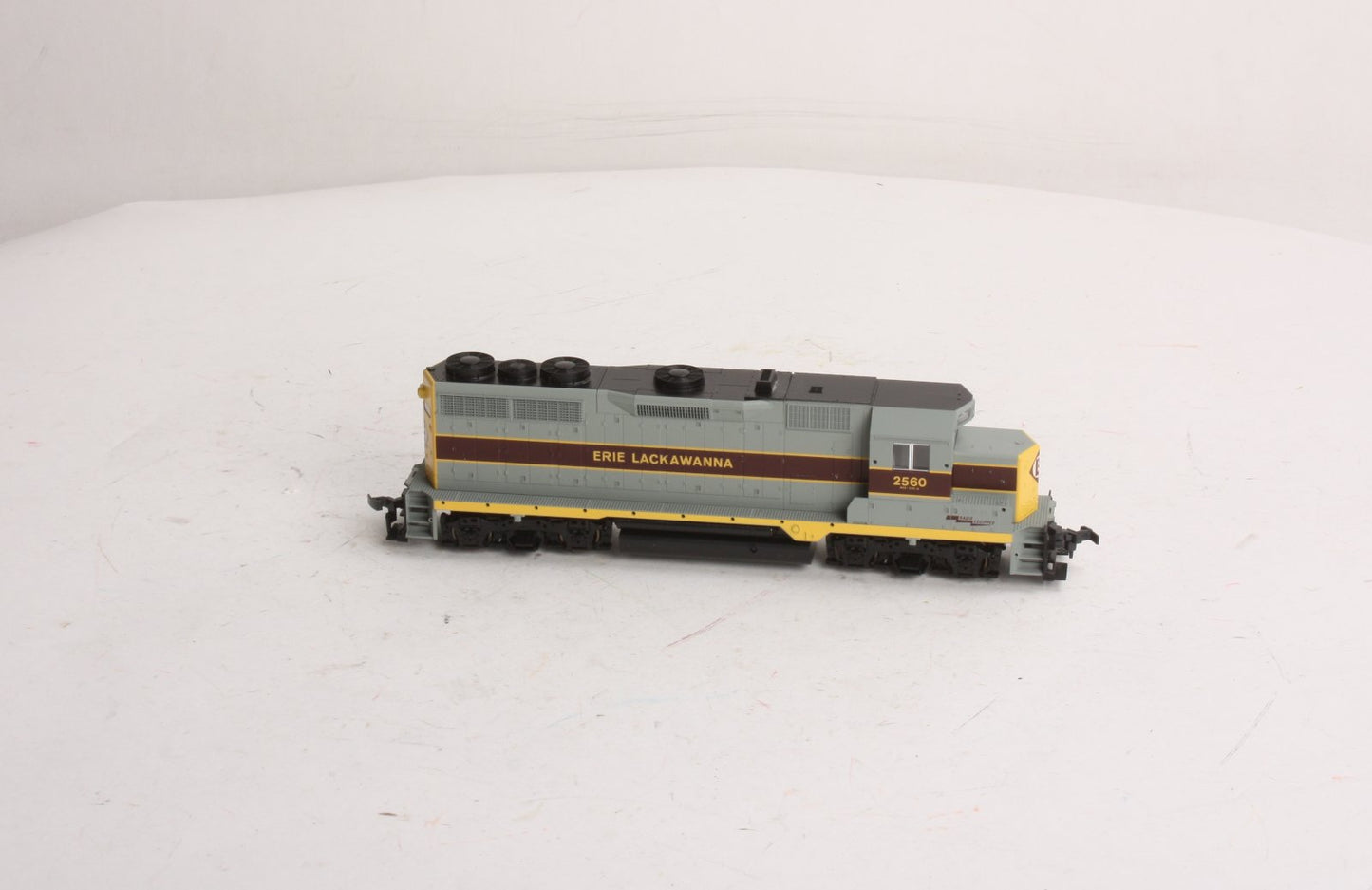 Kato 37-04C HO Scale Erie Lackawanna GP-35 Diesel Locomotive #2560 LN/Box