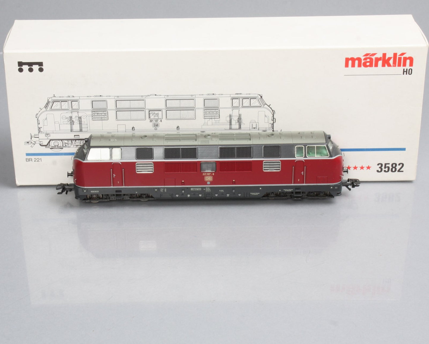 Marklin 3582 HO Scale Deutsche Bundesbahn (DB) Diesel Locomotive #221 107-6 LN/Box