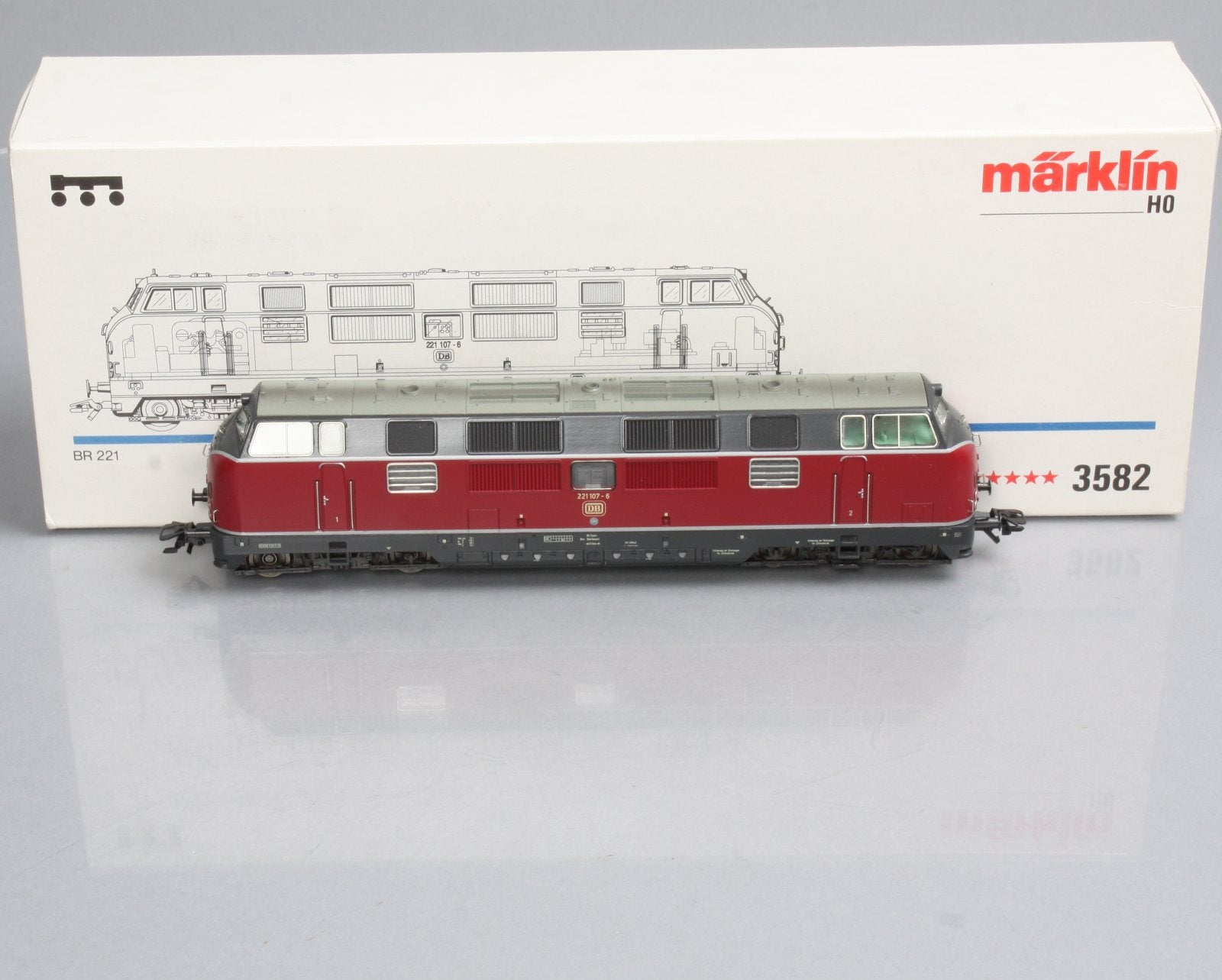 Marklin 3582 HO Scale Deutsche Bundesbahn (DB) Diesel Locomotive #221 107-6 LN/Box