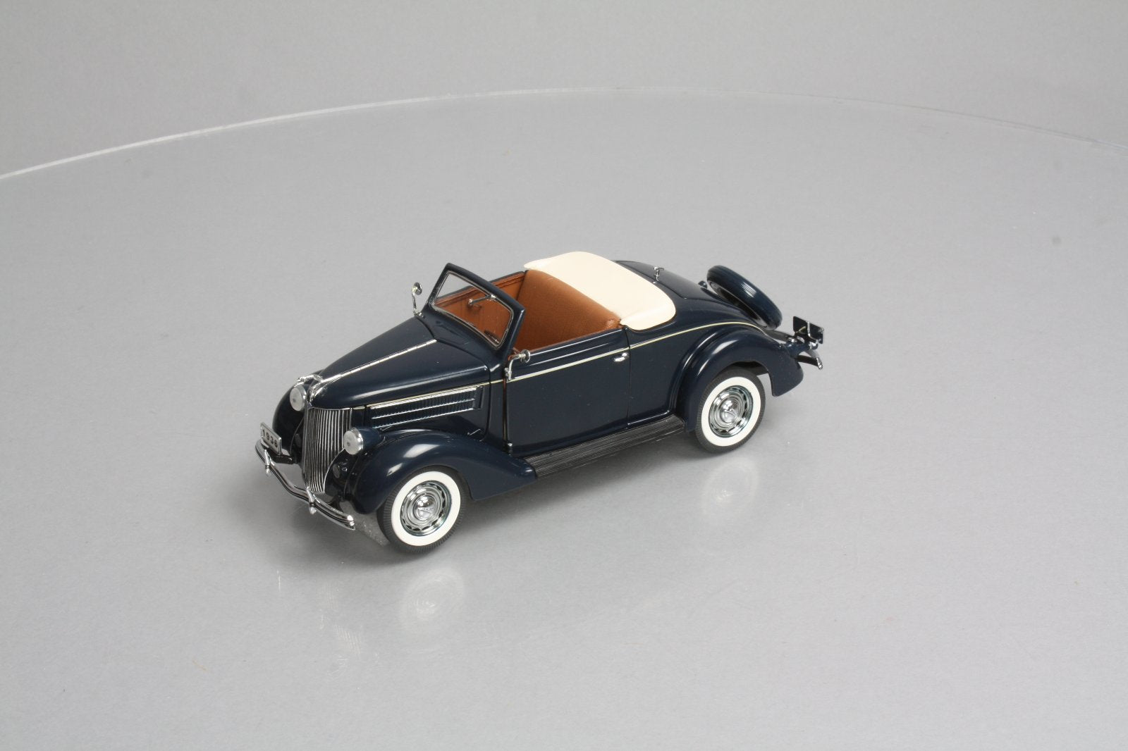 Danbury Mint 1:24 Scale Black W/Brown Interior '36 Ford Deluxe Cabriolet Diecast