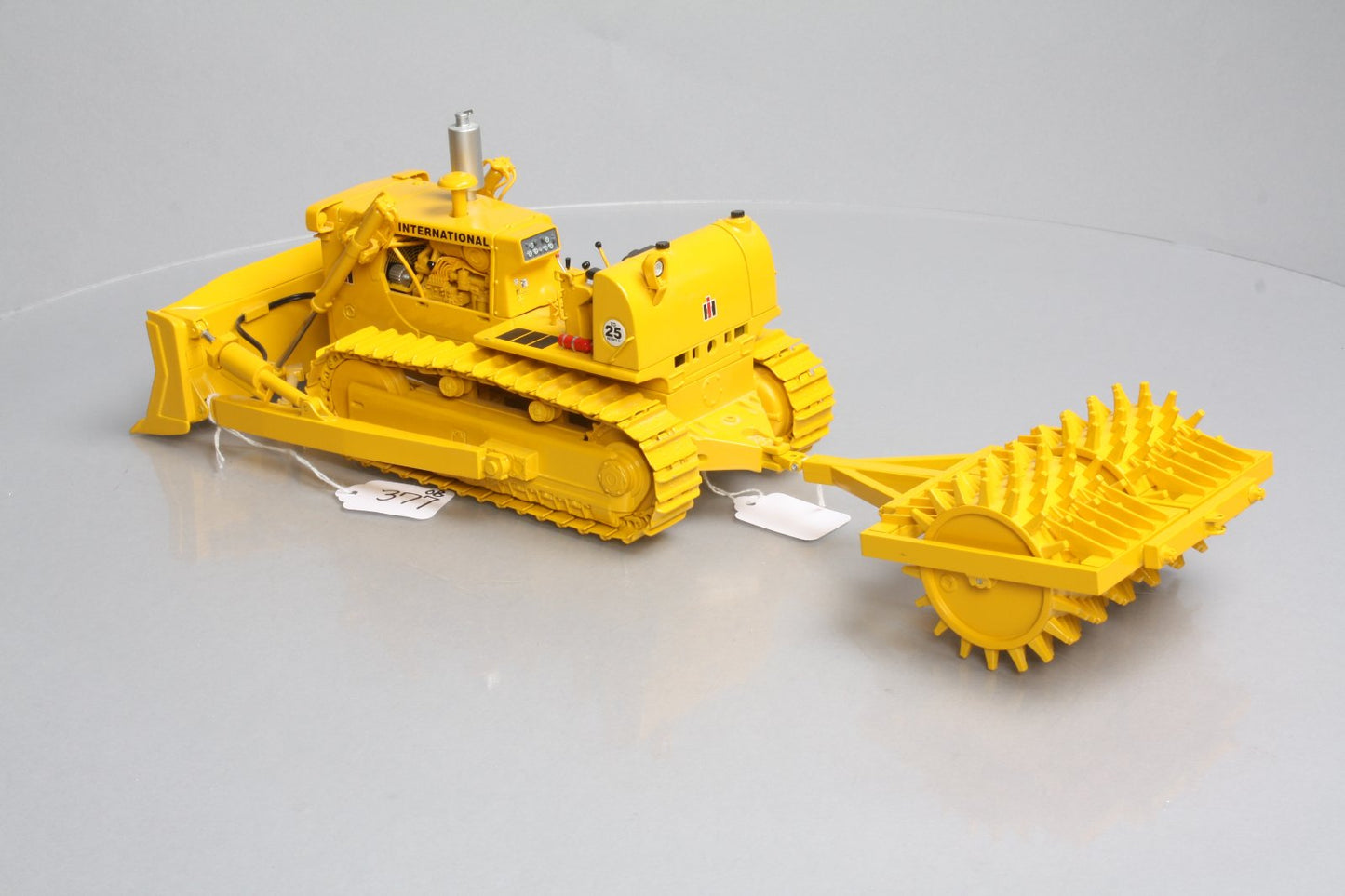 First Gear 70-0155 1:25 International Harvester TD-25 Crawler with Compactor