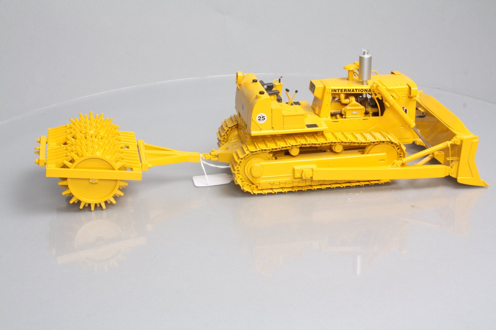 First Gear 70-0155 1:25 International Harvester TD-25 Crawler with Compactor
