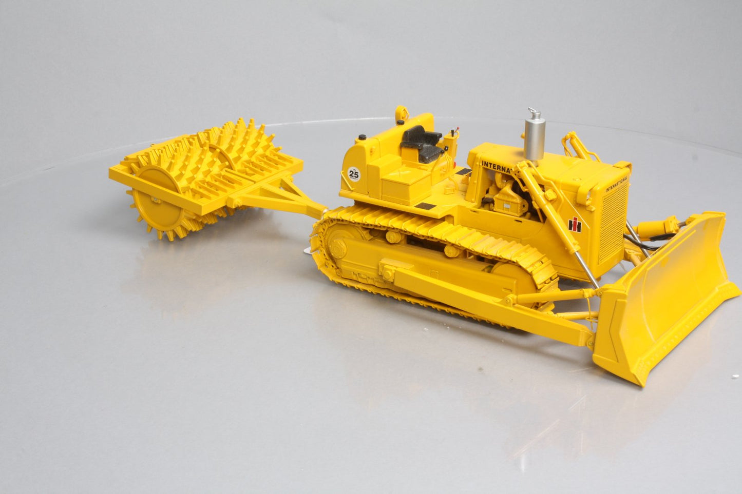 First Gear 70-0155 1:25 International Harvester TD-25 Crawler with Compactor