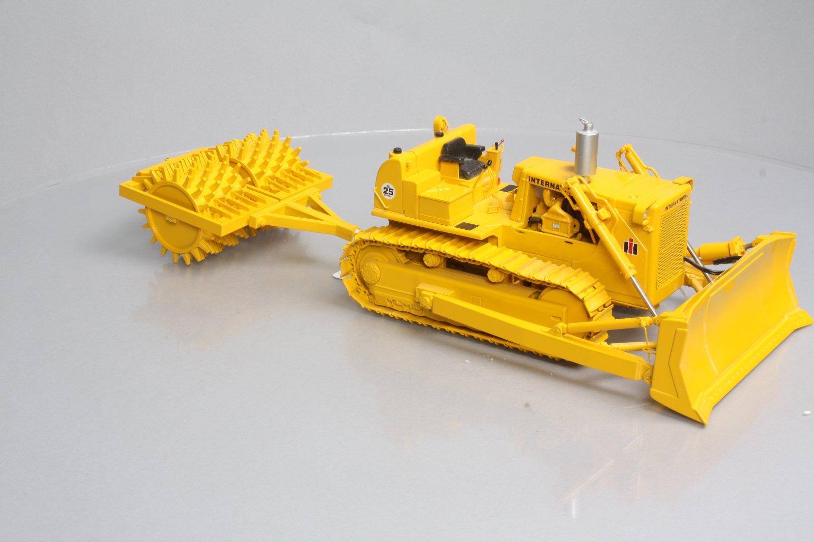 First Gear 70-0155 1:25 International Harvester TD-25 Crawler with Compactor