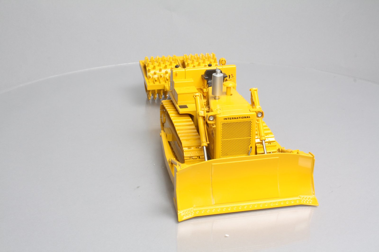 First Gear 70-0155 1:25 International Harvester TD-25 Crawler with Compactor