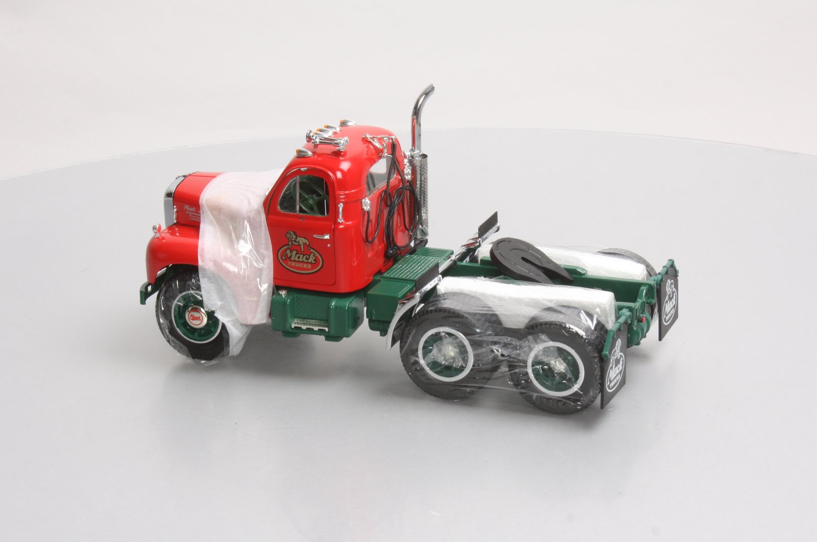 First Gear 40-0001 1:25 1960 Mack Model B-61 Museum Edition Tractor LN/Box