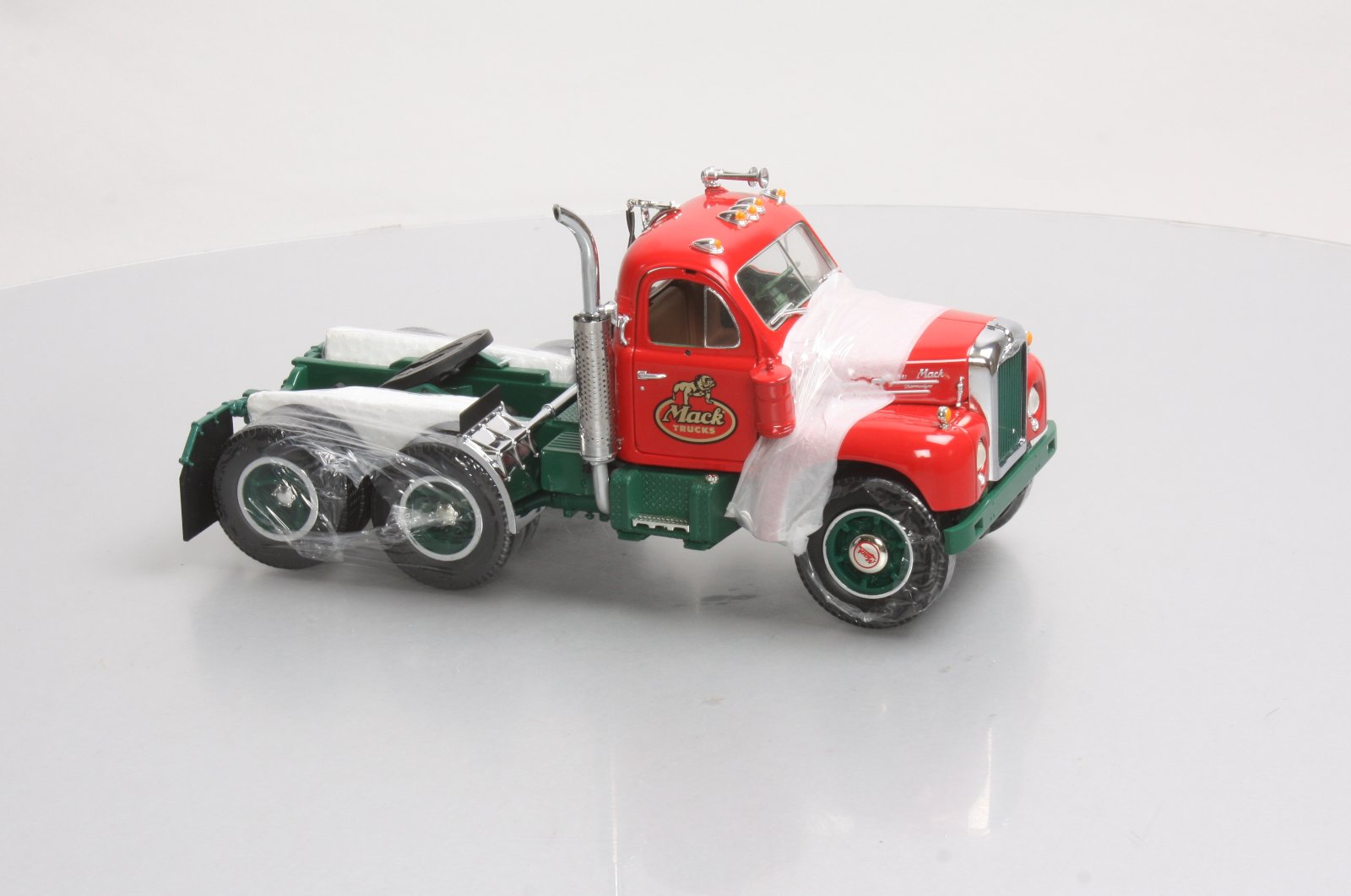 First Gear 40-0001 1:25 1960 Mack Model B-61 Museum Edition Tractor LN/Box