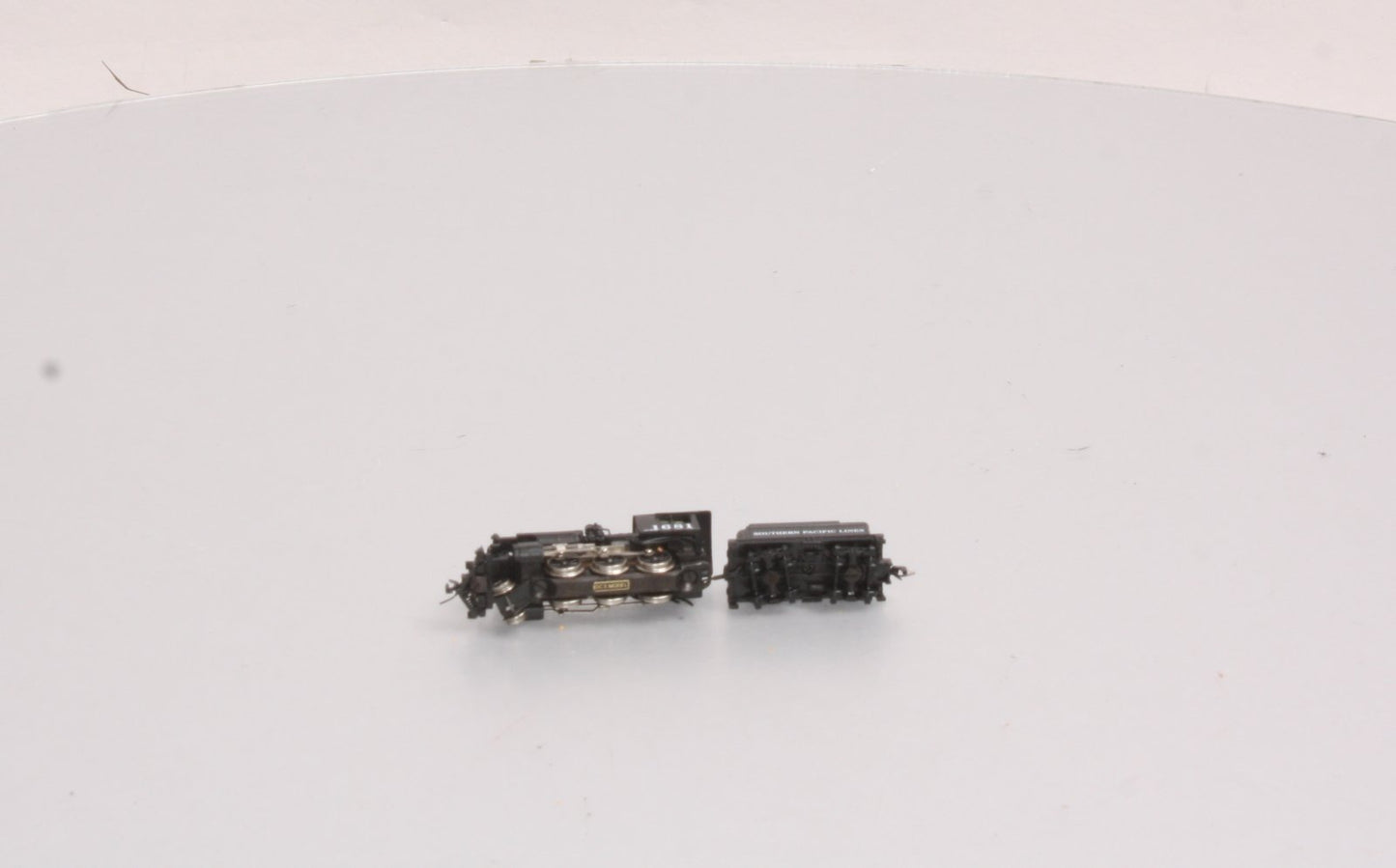 MicroTrains 16002 Z Scale Southern Pacific Steam Locomotive & Tender #1681