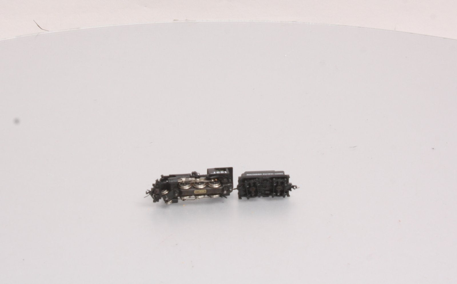 MicroTrains 16002 Z Scale Southern Pacific Steam Locomotive & Tender #1681