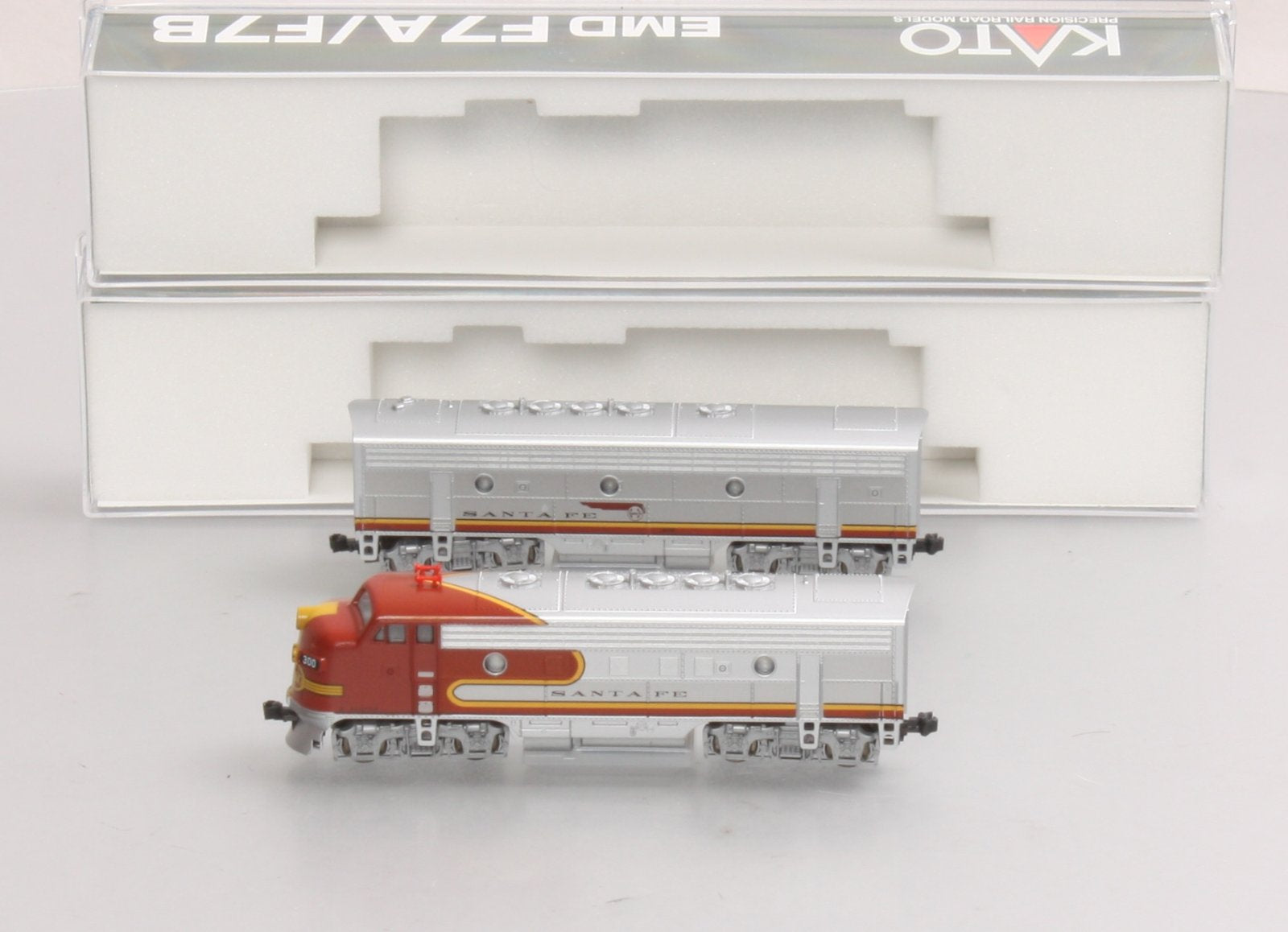 Kato 106-0404 N Scale Santa Fe F-7 AB Diesel Locomotive Set LN/Box