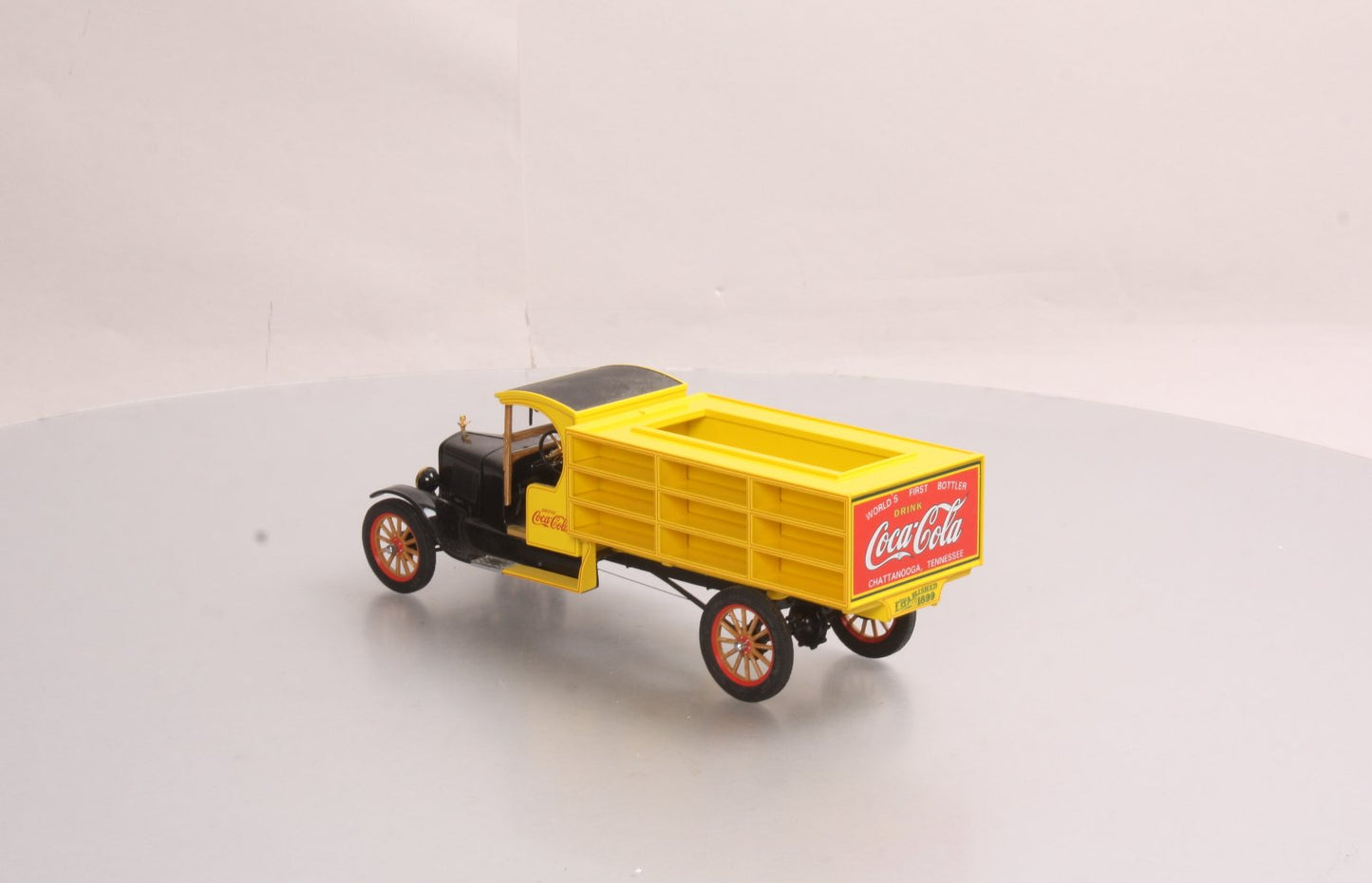 Danbury Mint 1:24 1927 Coca-Cola Delivery Truck Replica with Accessories LN/Box