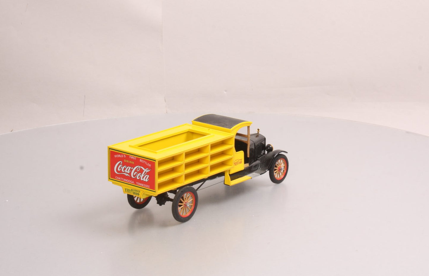 Danbury Mint 1:24 1927 Coca-Cola Delivery Truck Replica with Accessories LN/Box
