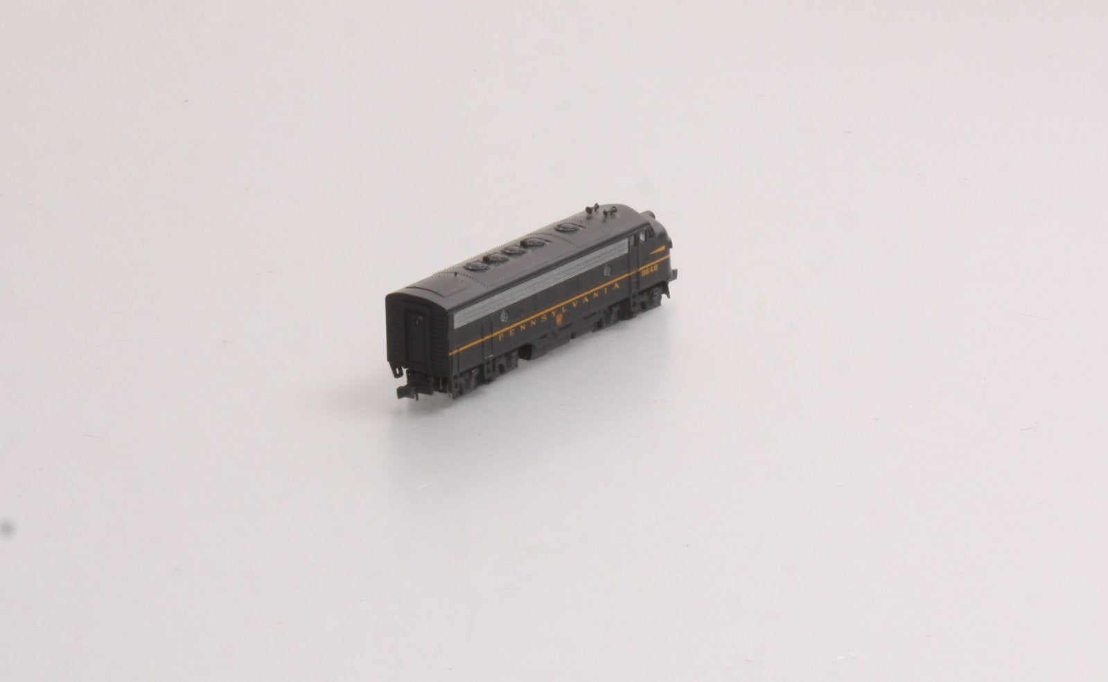 Kato 176-093 N Pennsylvania Powered F7A Single Headlight Diesel Locomotive #9646 LN/Box
