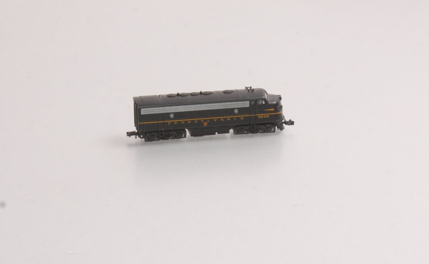Kato 176-093 N Pennsylvania Powered F7A Single Headlight Diesel Locomotive #9646 LN/Box