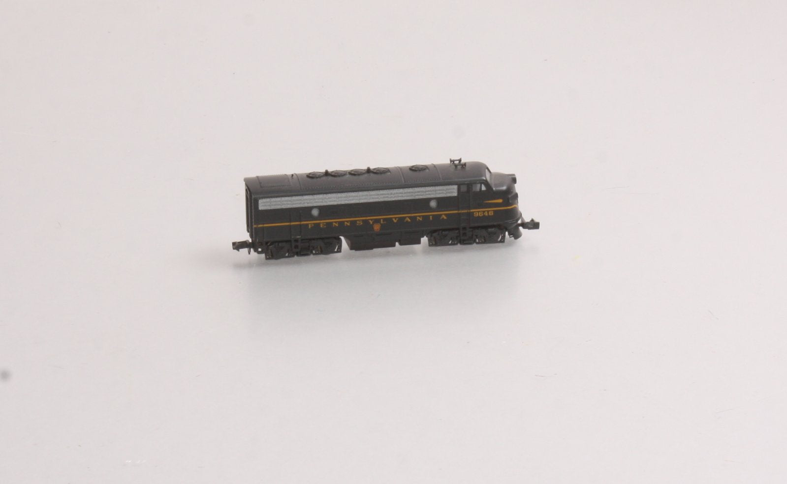 Kato 176-093 N Pennsylvania Powered F7A Single Headlight Diesel Locomotive #9646 LN/Box