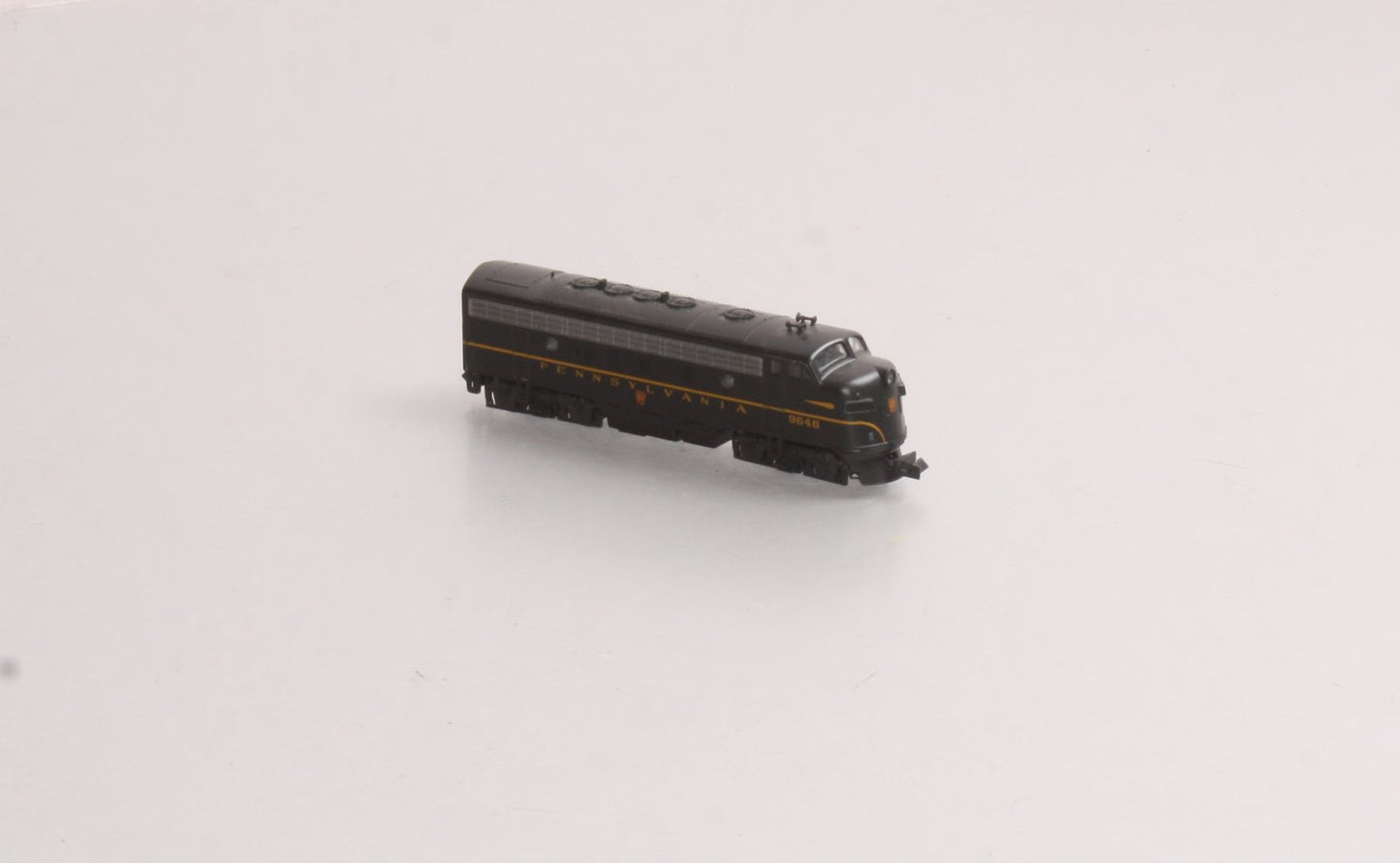 Kato 176-093 N Pennsylvania Powered F7A Single Headlight Diesel Locomotive #9646 LN/Box