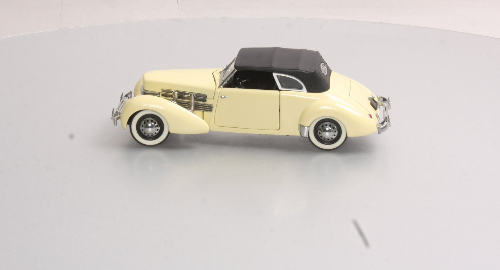 Franklin Mint 1:24 Cord 812 Phaeton Coupe in Cream White