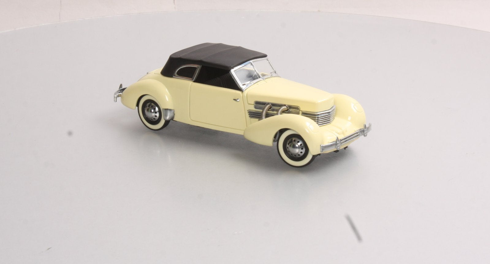 Franklin Mint 1:24 Cord 812 Phaeton Coupe in Cream White