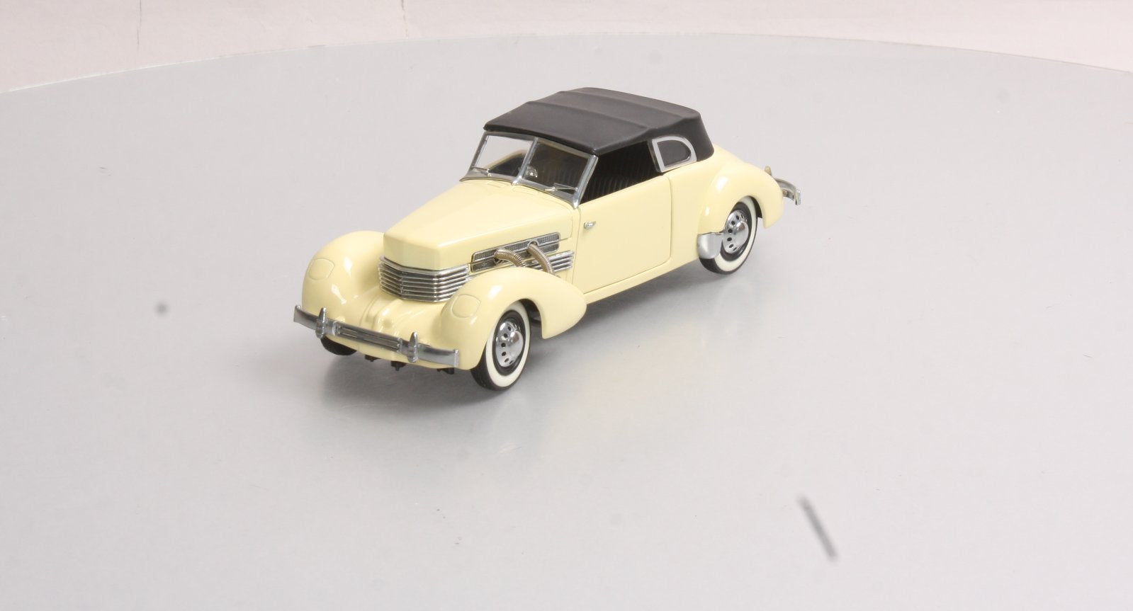 Franklin Mint 1:24 Cord 812 Phaeton Coupe in Cream White