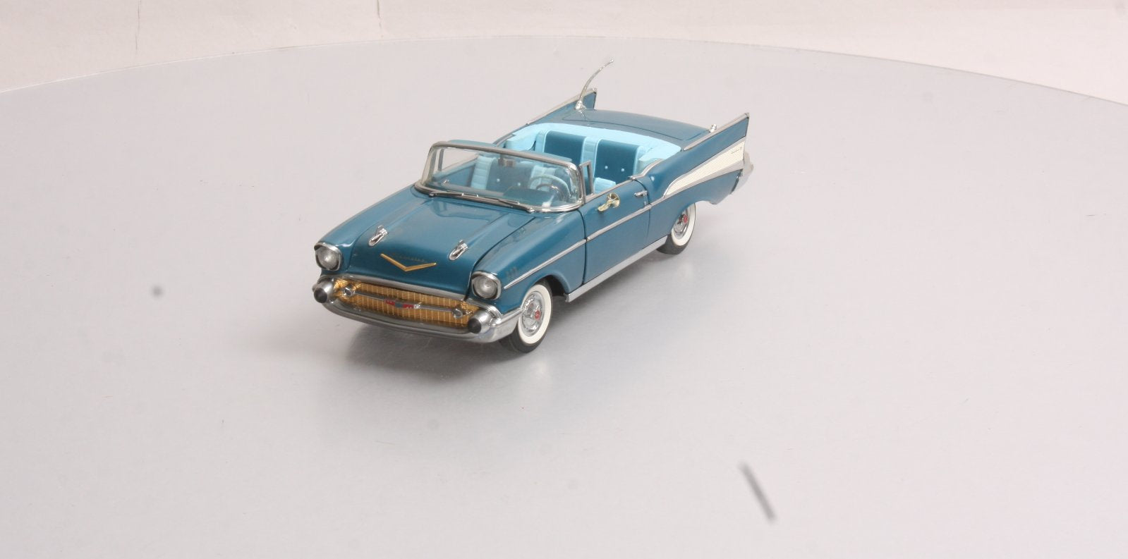 Danbury Mint 1957 1:24 Diecast 1957 Chevrolet Bel-Air in Blue NIB