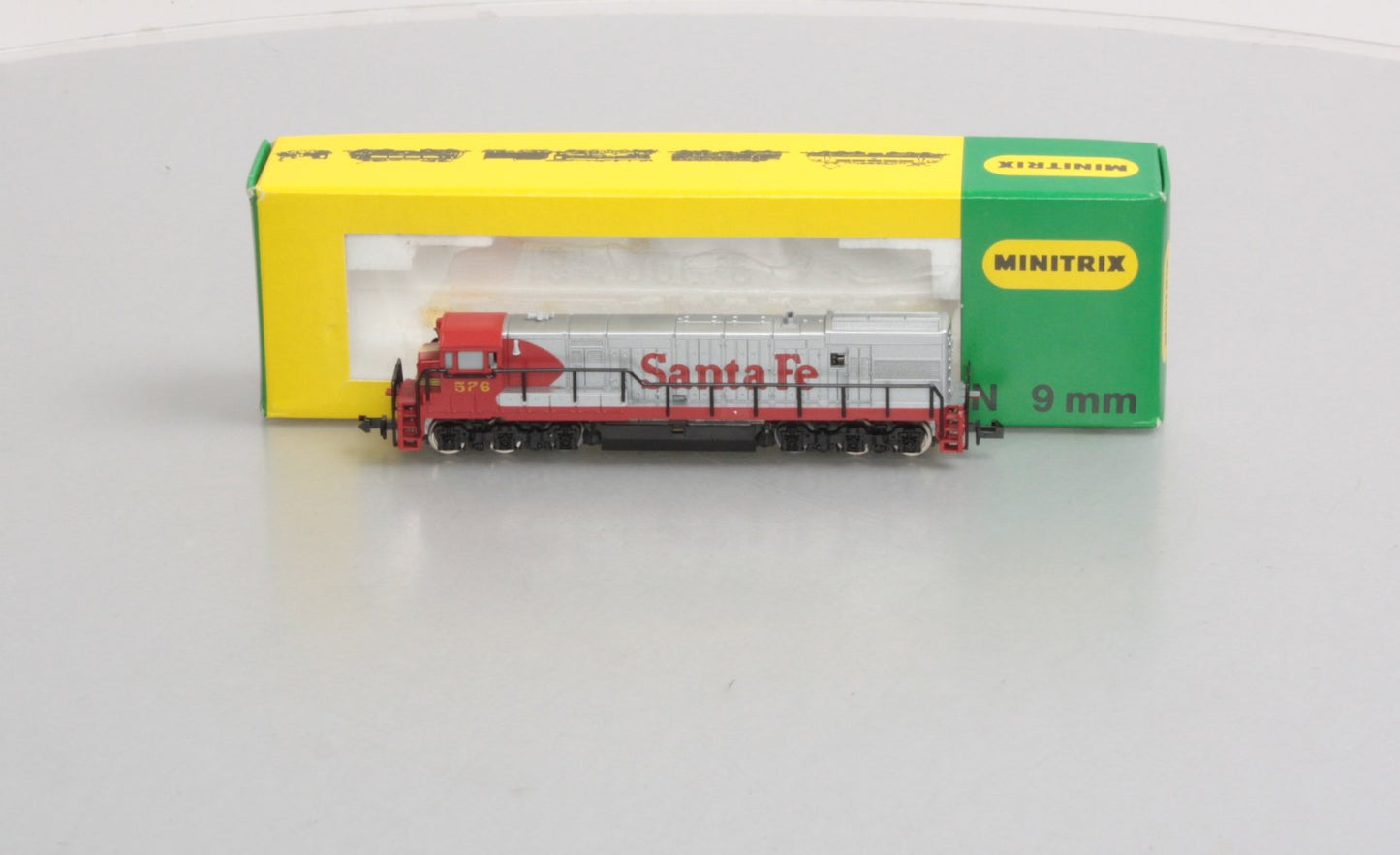 Minitrix T12006 N Scale Santa Fe GEU25B Diesel Locomotive #576 LN/Box
