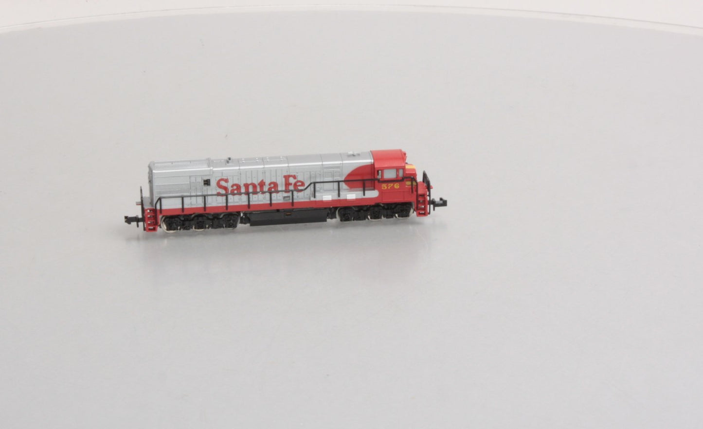Minitrix T12006 N Scale Santa Fe GEU25B Diesel Locomotive #576 LN/Box