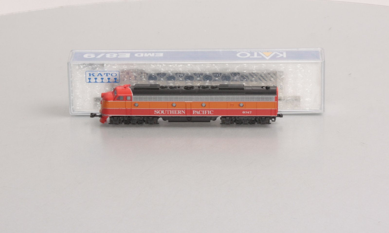 Kato 176-281 N Scale Southern Pacific Daylight E8/9A Diesel Locomotive #6047 LN/Box