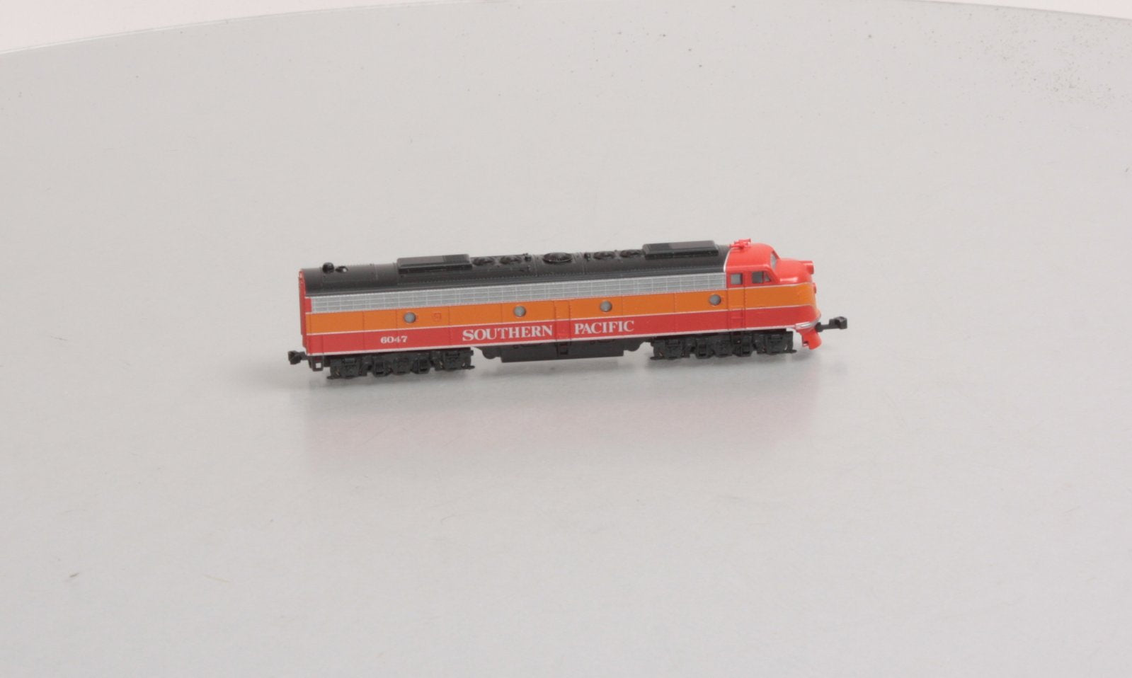 Kato 176-281 N Scale Southern Pacific Daylight E8/9A Diesel Locomotive #6047 LN/Box