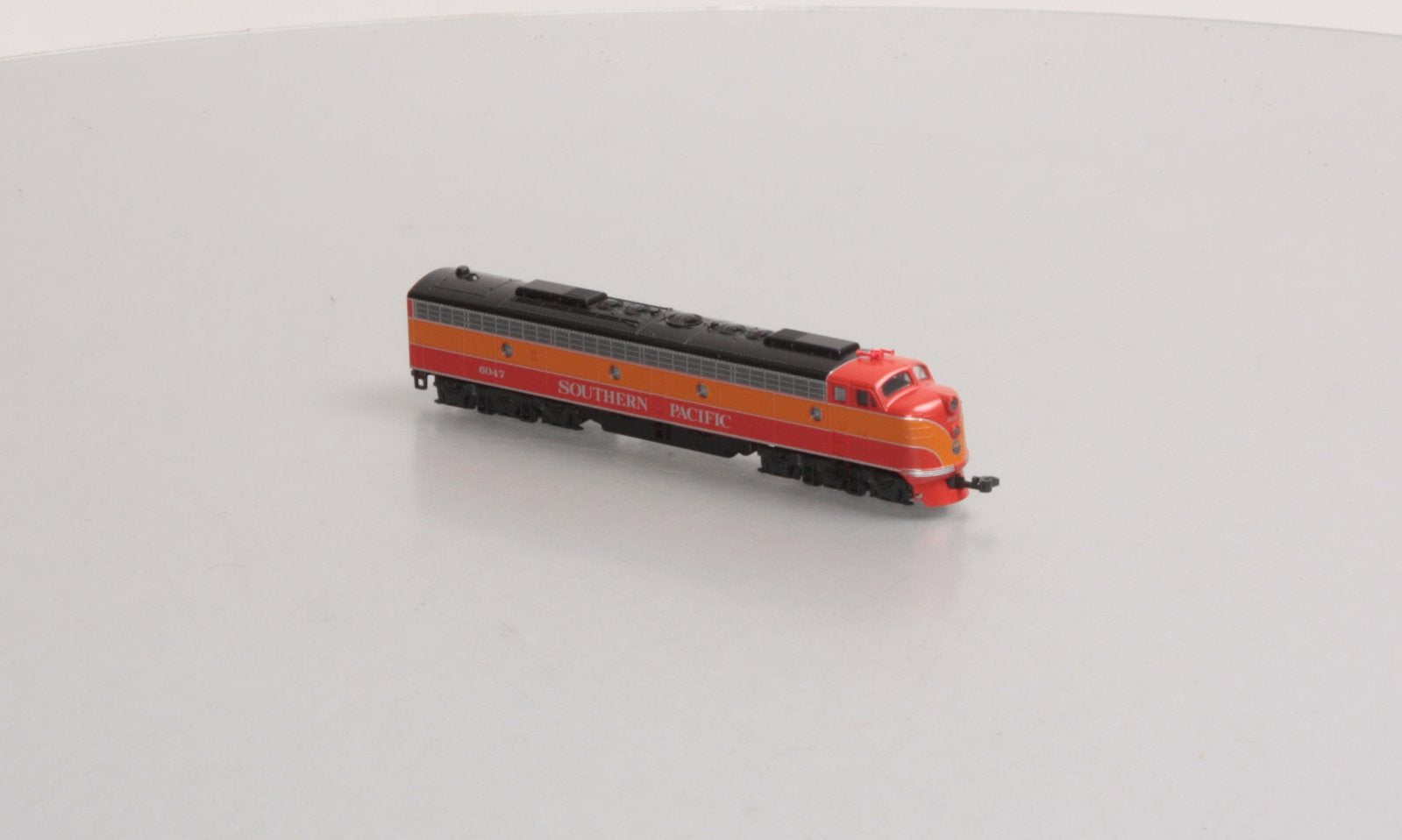 Kato 176-281 N Scale Southern Pacific Daylight E8/9A Diesel Locomotive #6047 LN/Box