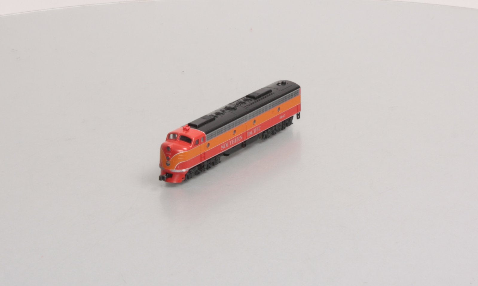 Kato 176-281 N Scale Southern Pacific Daylight E8/9A Diesel Locomotive #6047 LN/Box