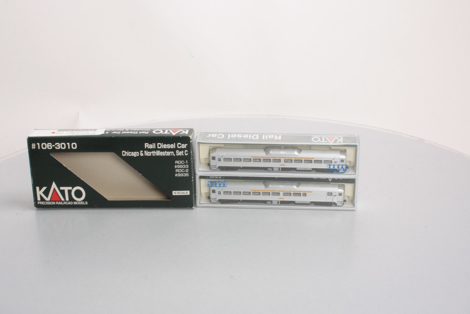 Kato 106-3010 N Scale C&NW Budd RDC-1 #9933 & RDC2 #9935 Set